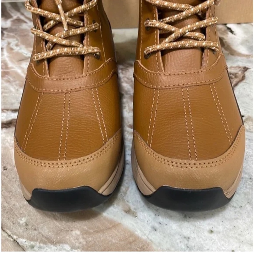UGG ZAYLEE BOOT NWT in original box - Picture 10 of 11